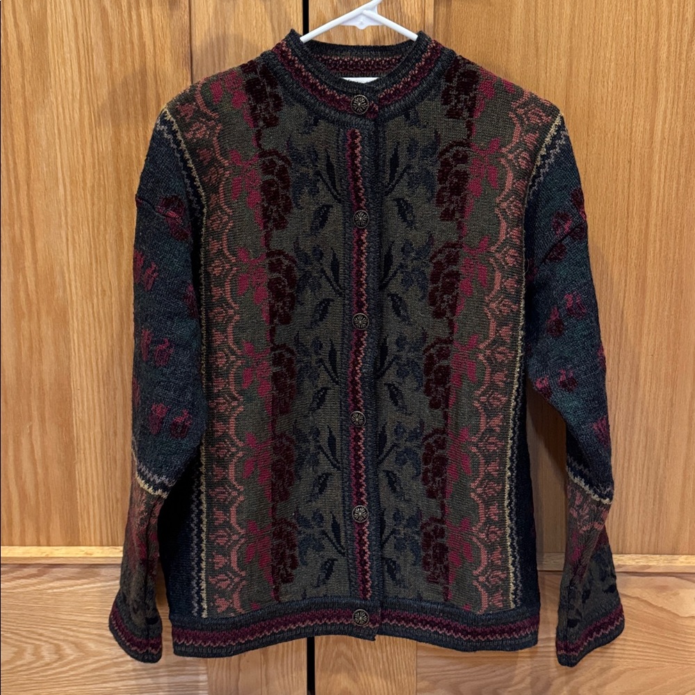 Cherry Lewis vintage wool sz M cardigan. In EUC , no flaws. Gorgeous details.